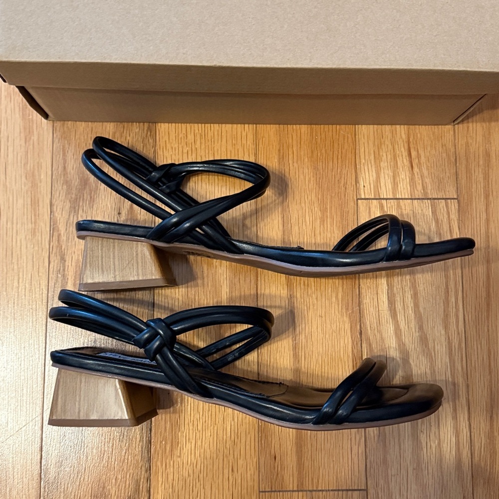 Like New STEVE MADDEN Black Hattie Strappy Sandals, 9 - Picture 4 of 7